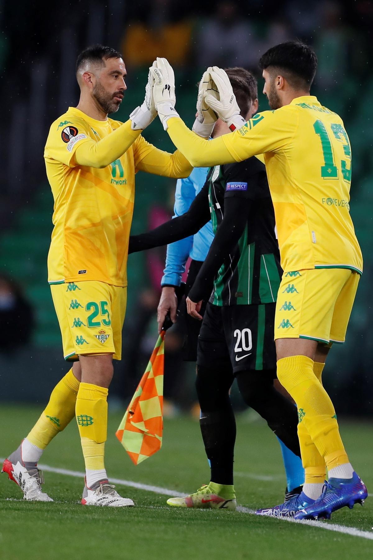 Claudio Bravo pidió el cambio al sentir una molestia y fue sustituido por el portugués Rui Silva.