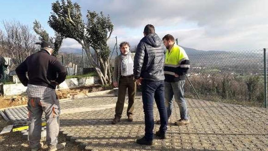 Obras en uno de los composteros comunitarios de As Neves. // D.P.