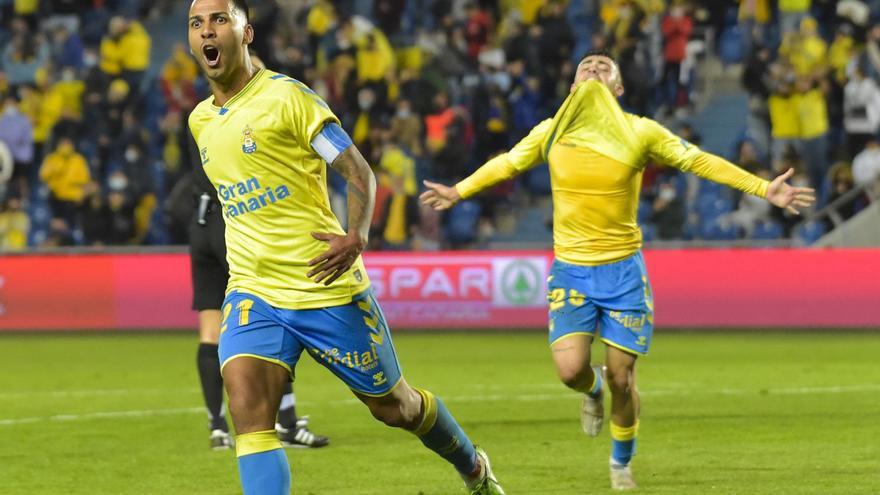 Jonathan Viera y Alberto Moleiro, en una imagen de archivo, celebran el tanto de Benito Ramírez ante el Sporting de Gijón en el Estadio de Gran Canaria.