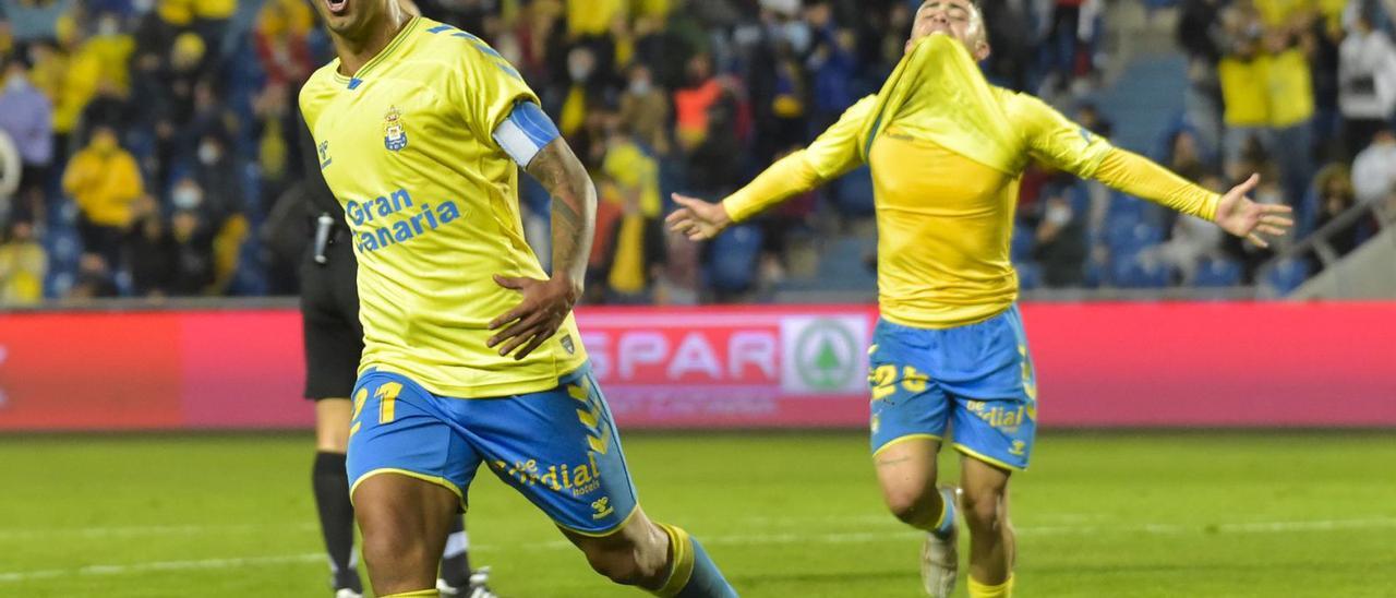 Jonathan Viera y Alberto Moleiro celebran el tanto de Benito Ramírez ante el Sporting de Gijón, que rubricó la última victoria liguera en el Gran Canaria.  | | ANDRÉS CRUZ