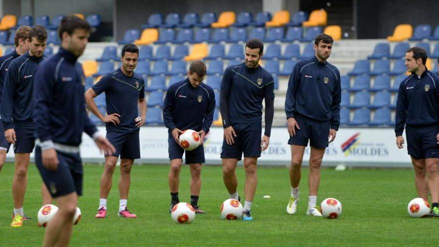 Varios jugadores del Pontevedra en un entrenamiento en Pasarón. // Gustavo Santos