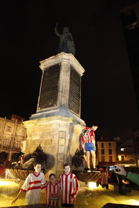 Celebración rojiblanca en la plaza del Marqués