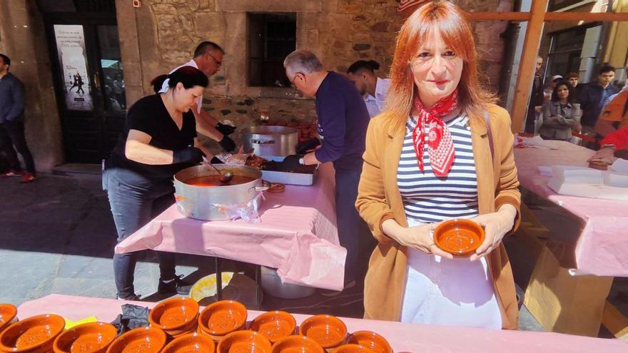 Lorena Cabo, con una de las tarrinas de regalo en las que se sirvió la fabada. | P. T.