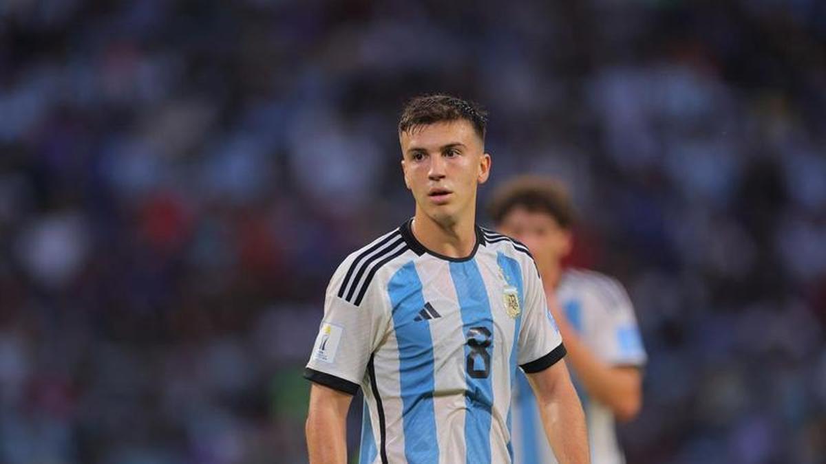 Máximo Perrone, con la camiseta de la selección argentina sub-20