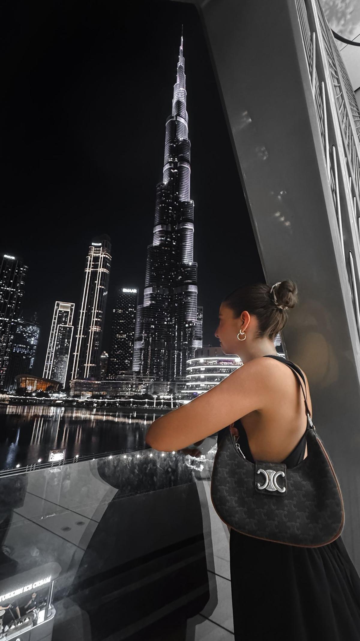 La Carla Fernàndez davant del Burj Khalifa, a l'emirat àrab de Dubai