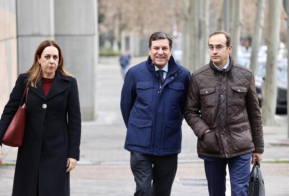 El consejero Carriedo, en el centro, a su llegada a la reunión esta mañana en Madrid.