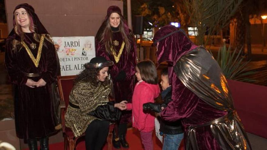 Niños y niñas de Elche expresan, ayer, sus peticiones a los carteros reales.