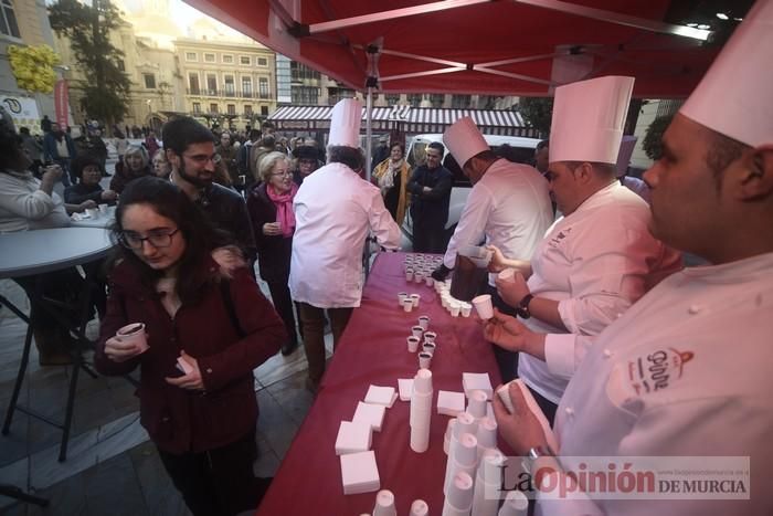 Degustación de monas y chocolate en la Plaza del Romea