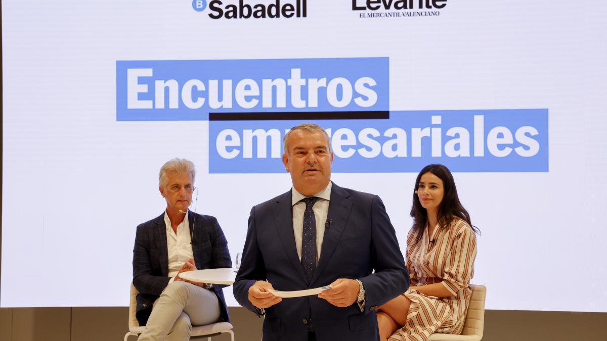 El director territorial Este de Banco Sabadell, Fernando Canós, presenta a los ponentes.