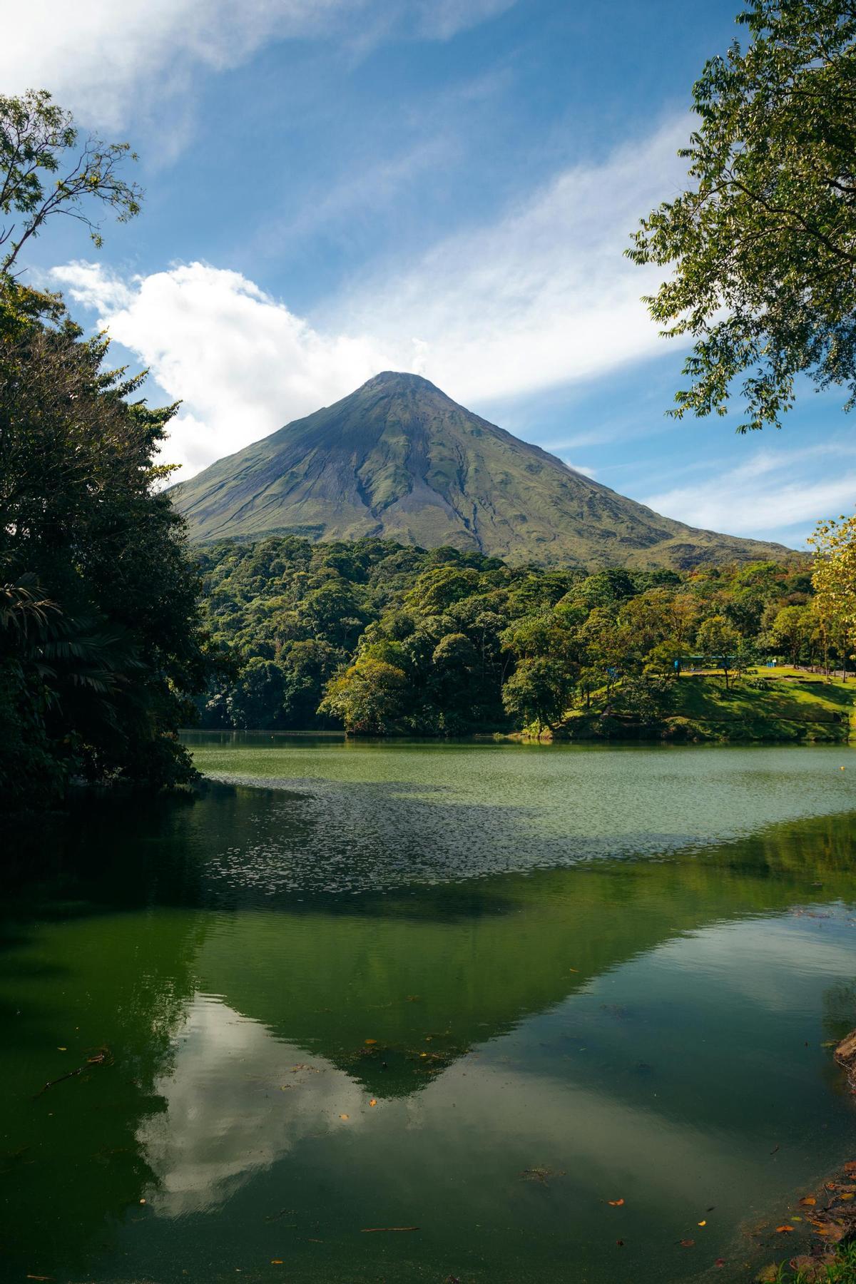 El lago y el volcán Arenal, un paisaje rodeado de fauna