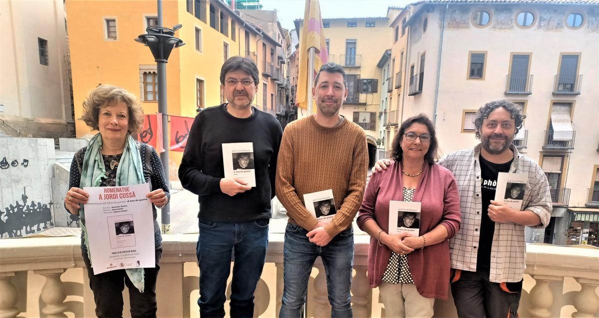 Presentació de l'acte del dia 1 d'abril. D'esquerra a dreta: Montserrat Soler, d’Òmnium Berguedà;  Jaume Huch, editor de L’Albí; Ivan Sànchez, alcalde de Berga; Rosa Maria Cussà, germana de Cussà; Xavi Guitó, músic