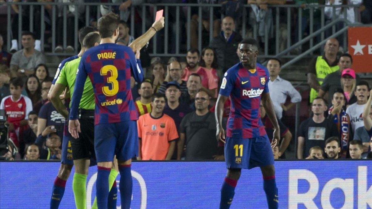 Ousmane Dembélé siendo expulsado por Mateu Lahoz