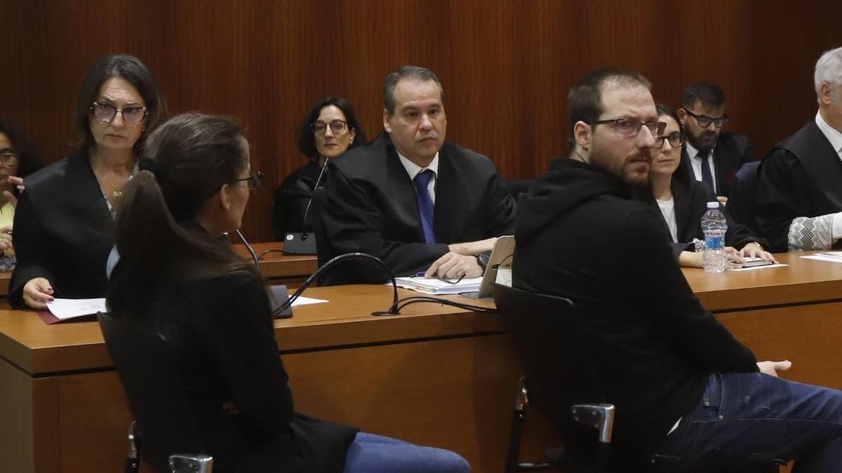 Vanesa Muñoz Puyol y Cristian Lastanao, en el banquillo de los acusados de la Audiencia Provincial de Zaragoza, esta mañana.
