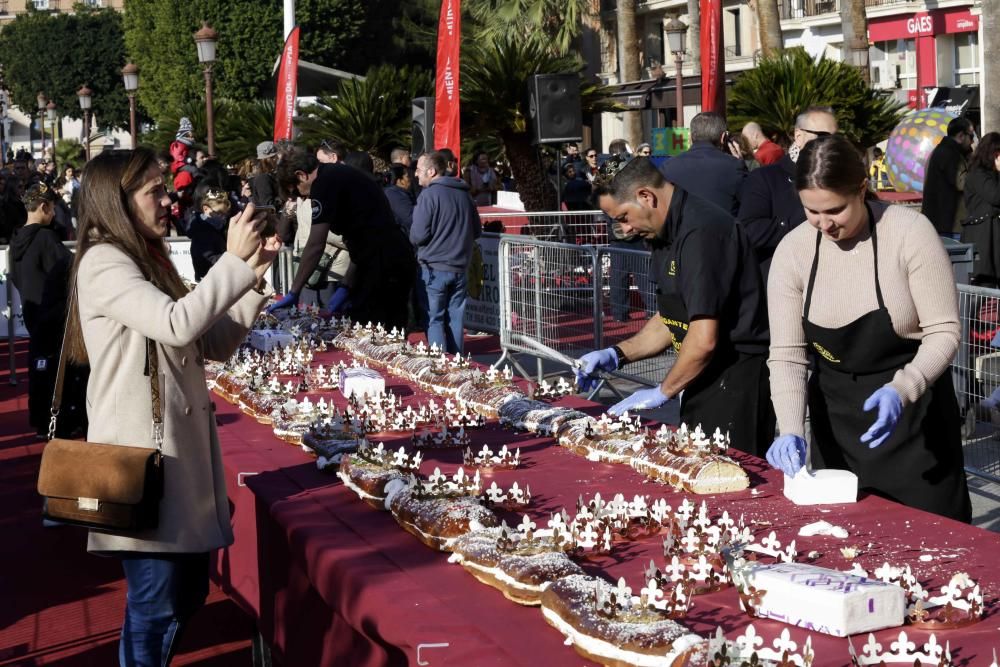 Los Reyes Magos llegan a Murcia repartiendo Roscón