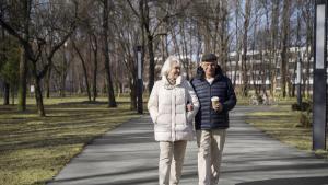 Dos personas mayores caminando.