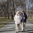 Dos personas mayores caminando.
