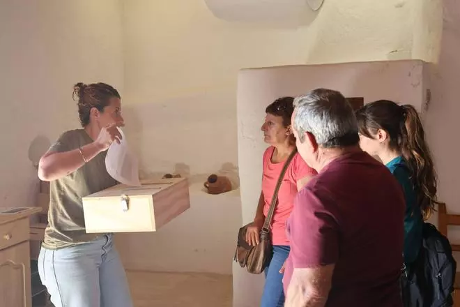 Entrega de trampas de serpientes en Can Tomeu