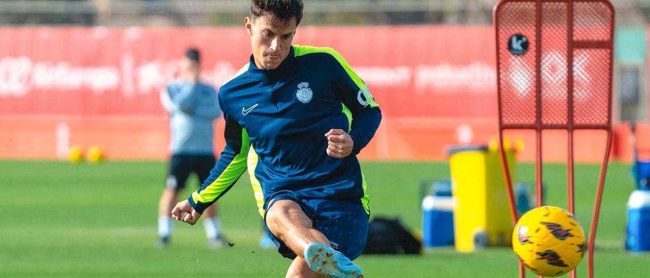 Javi Llabrés remata a portería en el entrenamiento en Son Bibiloni previo al partido ante el Sevilla