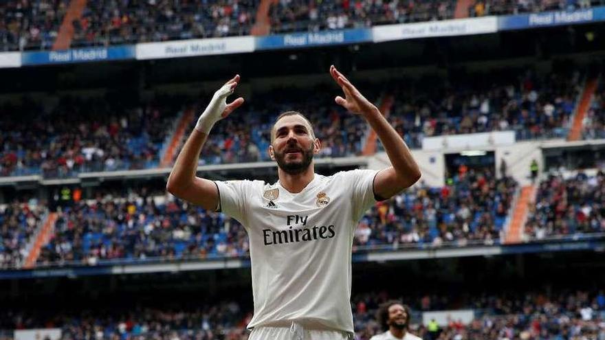 Benzema celebra uno de sus goles. // Susana Vera