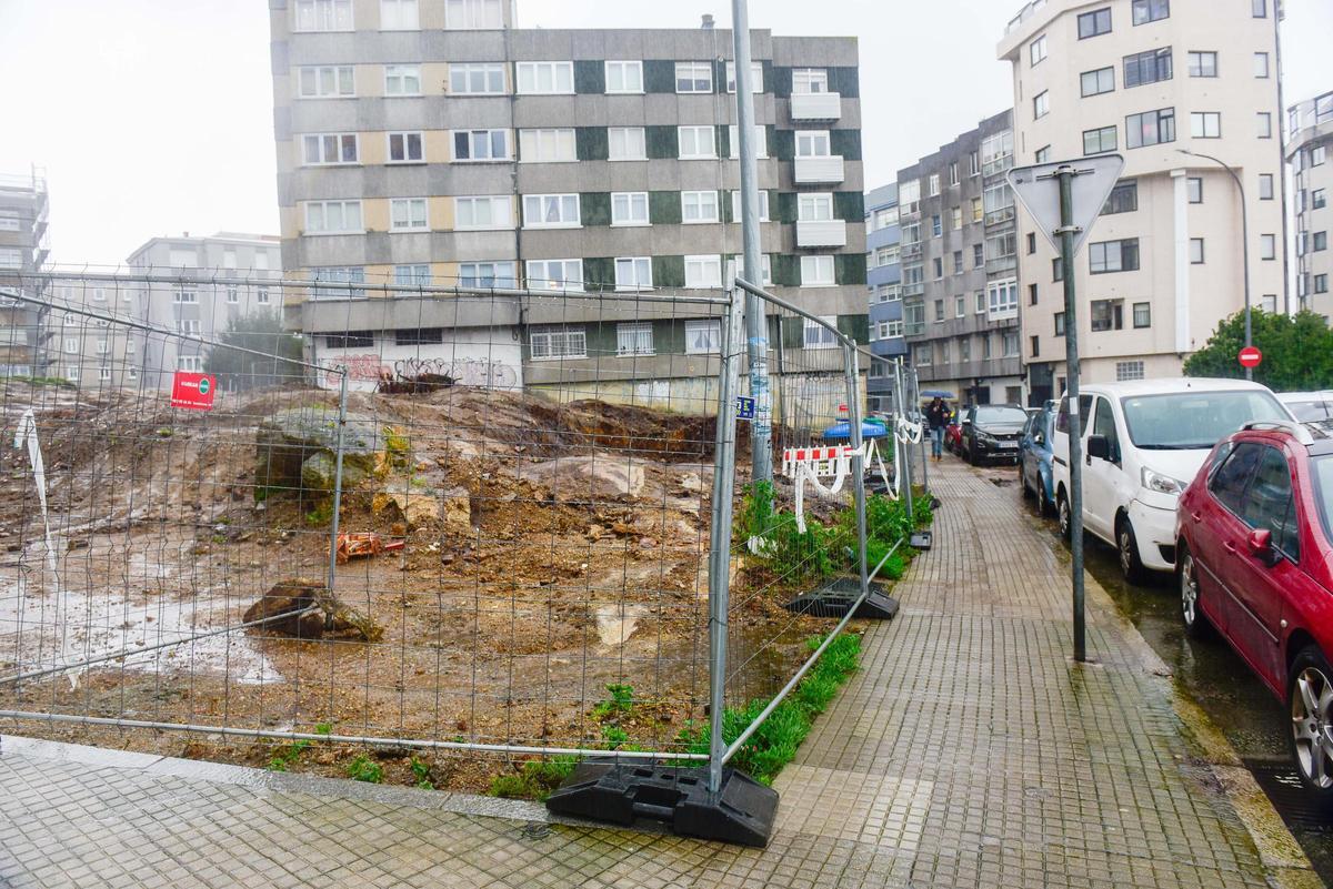 El suelo rocoso paraliza la obra de la nueva plaza de O Castrillón