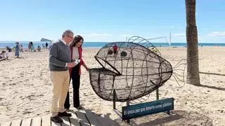 La escultura para fomentar el reciclaje en las playas que ha instalado Benidorm