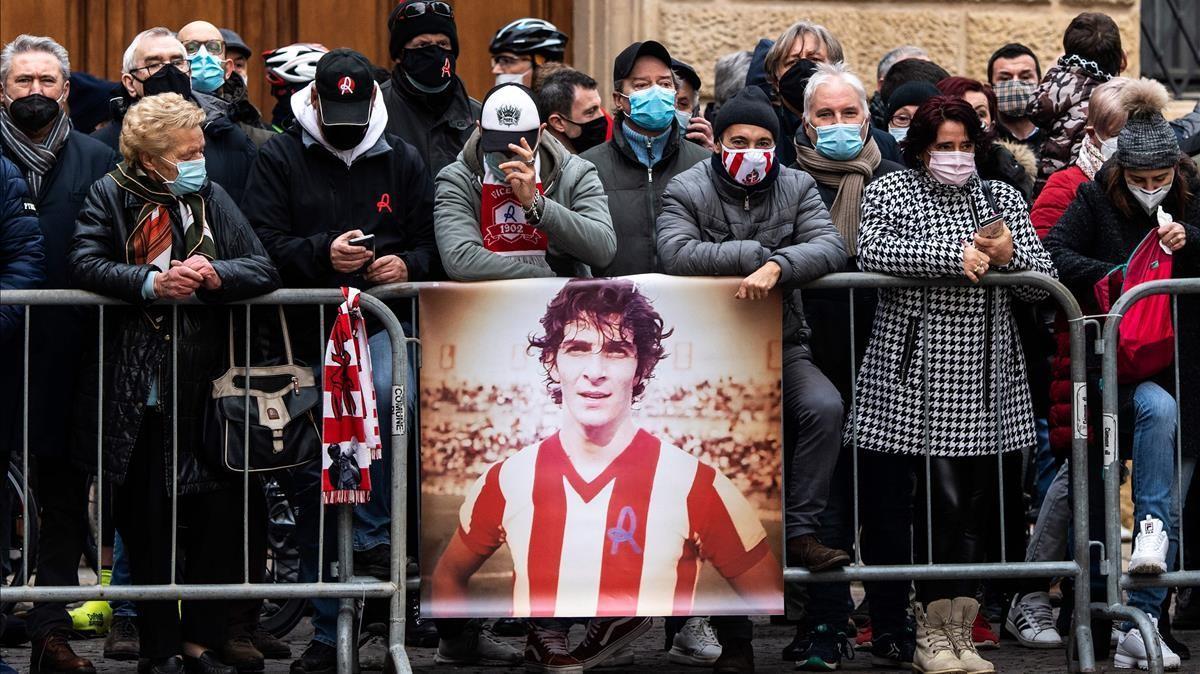 TOPSHOT - Supporters pay tribute to late Italian Football player Paolo Rossi during his funeral outside of the Santa Maria Annunciata Cathedral in Vicenza  northeastern Italy  on December 12  2020  - Former Italy s football player Paolo Rossi died on December 9  2020 in Siena at the age of 64  (Photo by Marco Bertorello   AFP)