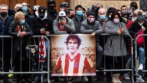 TOPSHOT - Supporters pay tribute to late Italian Football player Paolo Rossi during his funeral outside of the Santa Maria Annunciata Cathedral in Vicenza  northeastern Italy  on December 12  2020  - Former Italy s football player Paolo Rossi died on December 9  2020 in Siena at the age of 64  (Photo by Marco Bertorello   AFP)