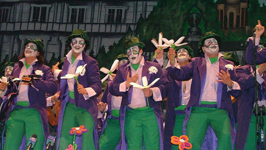 Imagen de la actuación de una agrupación de Carnaval en el Teatro Alameda.