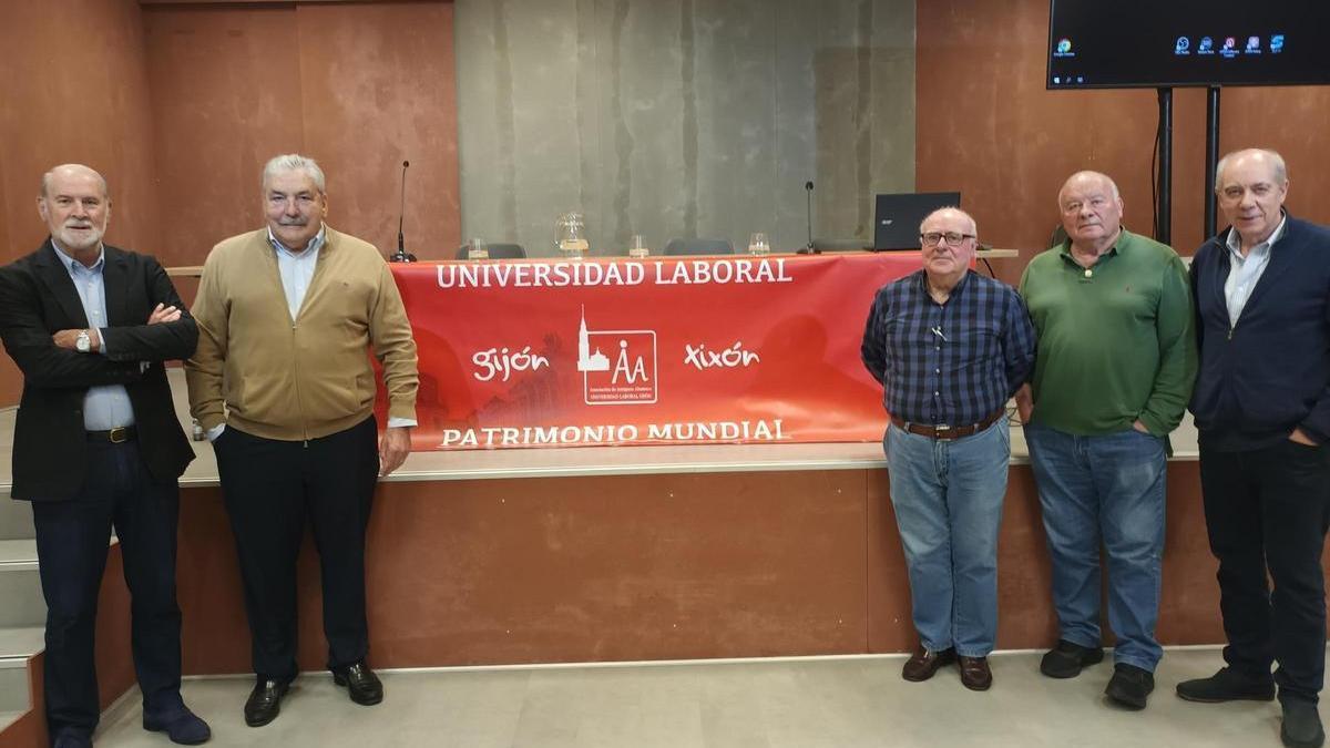 Participantes en el acto, antes de la charla.