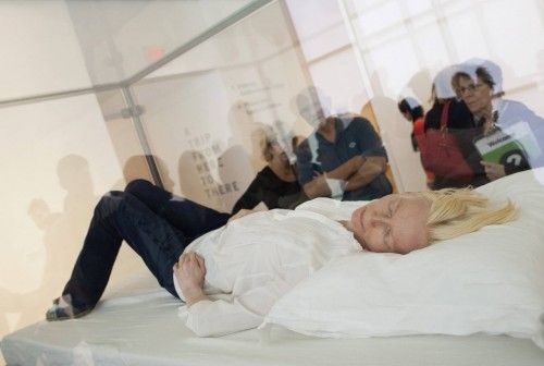 La actriz Tilda Swinton duerme en una cabina como parte de su performace en el Museo de Arte Moderno de Nueva York