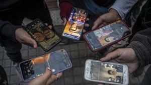 Varios jóvenes muetran sus móviles, con los que acceden a redes sociales.