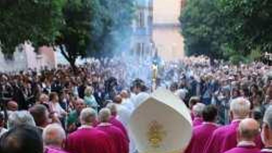 El obispo de la diócesis malagueña, Jesús Catalá, lidera a un grupo de sacerdotes ubicado justo detrás del trono de la Patrona.