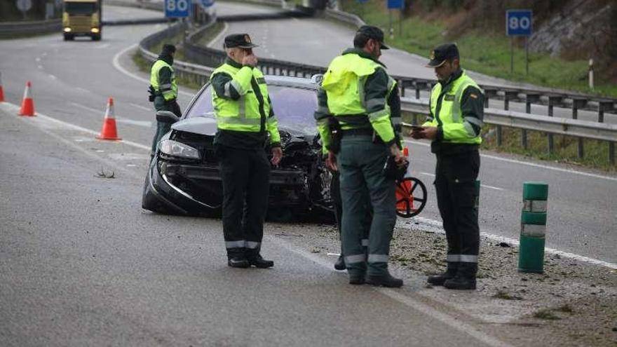 Agentes de la Guardia Civil de Tráfico realizan mediciones en el lugar en que se produjo el accidente.