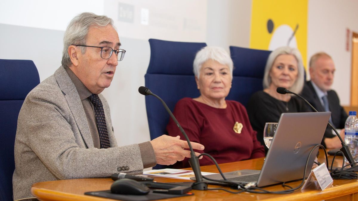 El galardonado con el Premio Jaume I de Economía 2024, Francisco Pérez, durante su conferencia en la UA.