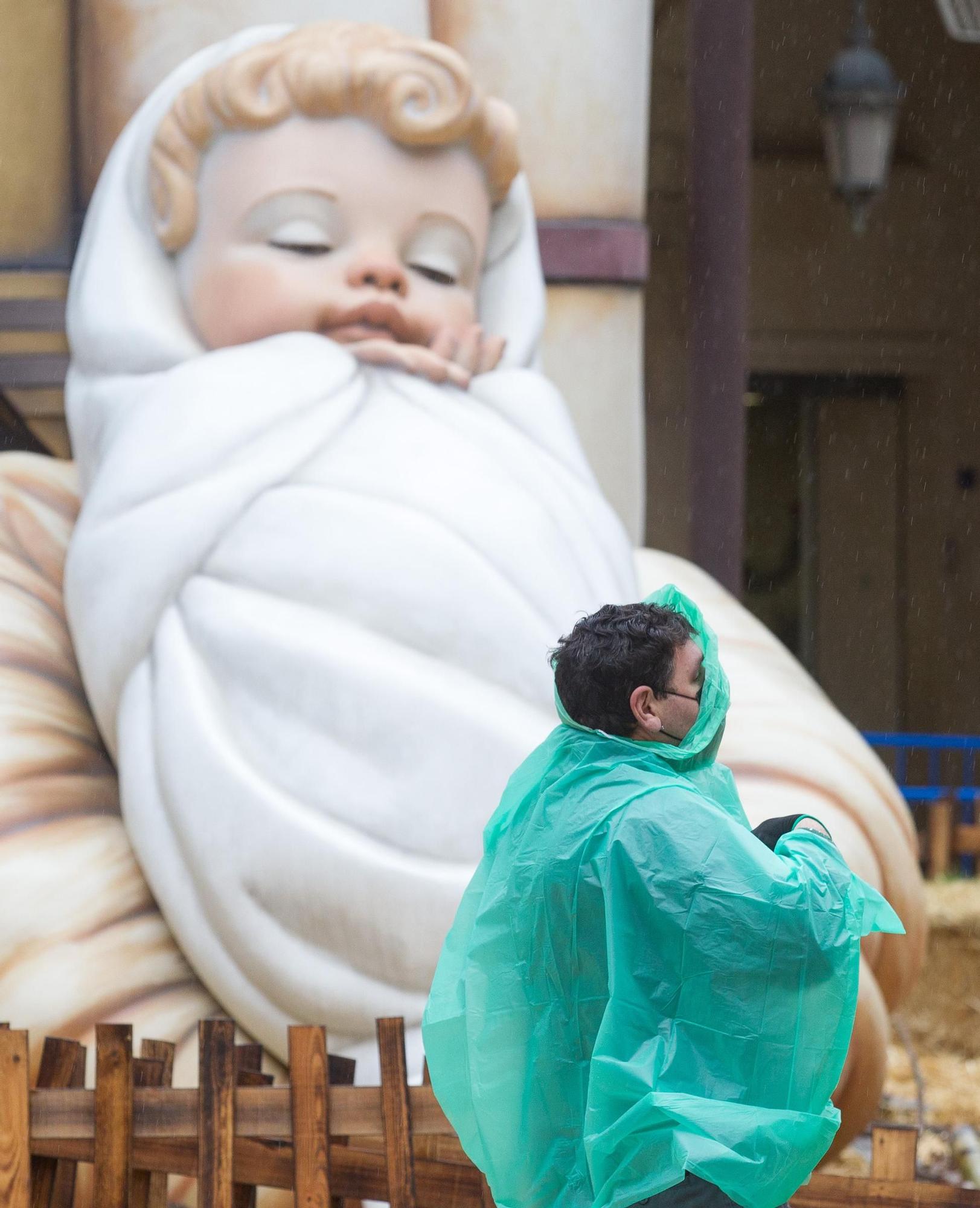 Arranca el desmontaje del Belén Gigante pese a la lluvia en Alicante