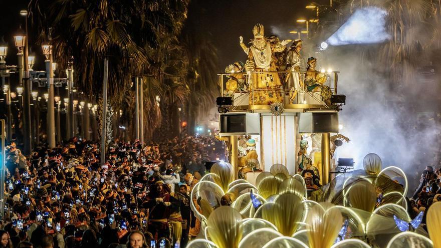 La carrossa del rei Gaspar, durant la desfilada de l’any passat.   | JORDI OTIX