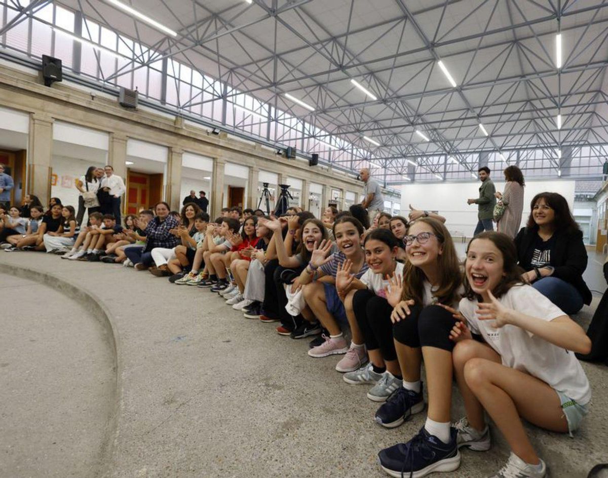 Los escolares aguardaron en el patio del colegio. | G.S.