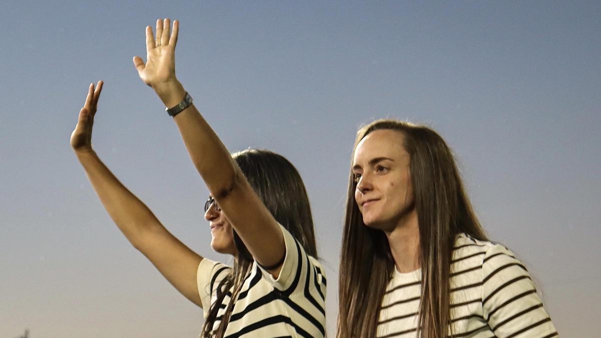 Las dos jugadoras, saludando durante el homenaje.