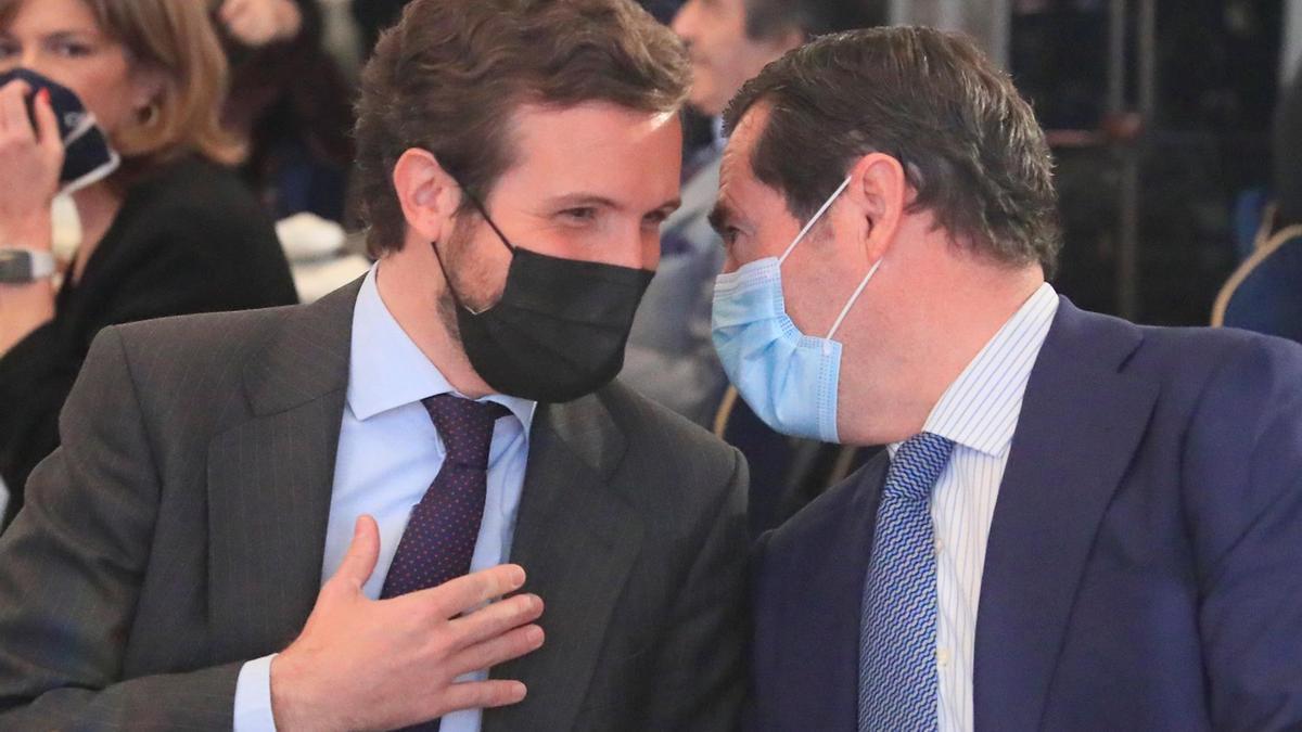 El líder del Partido Popular, Pablo Casado, conversa con el presidente de la CEOE, Antonio Garamendi