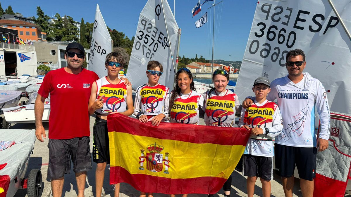 Los integrantes del equipo español de Optimist y sus entrenadores en Eslovenia.