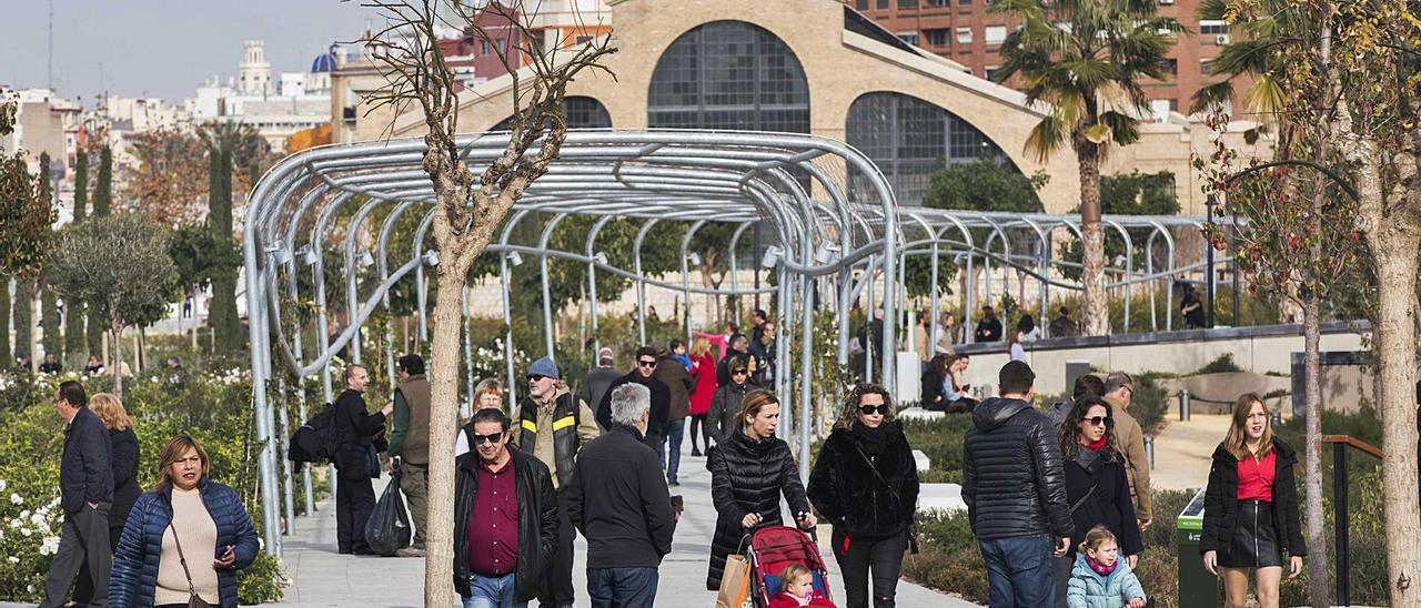 Usuarios del Parc Central, con una de las naves de Ribes al fondo, tras la inauguración de la primera fase en diciembre de 2018. | GERMAN CABALLERO