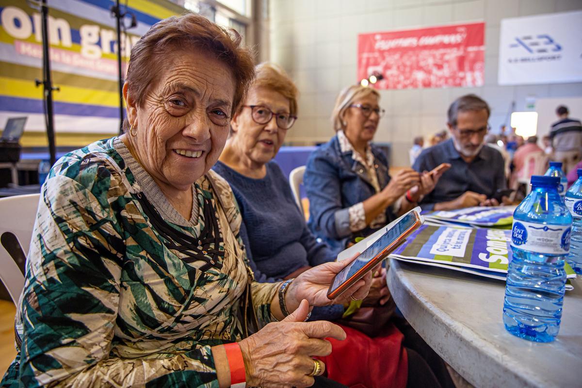 ‘Hackatón sénior’ en L’Hospitalet. Talleres digitales para la gente mayor.