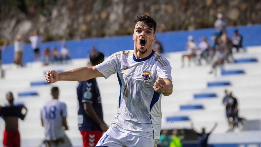 Edu Santana celebra el primer gol del Tenisca.