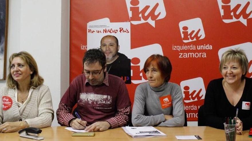 Viñas y García, en el centro, durante la presentación de las medidas para el mundo rural de IU.