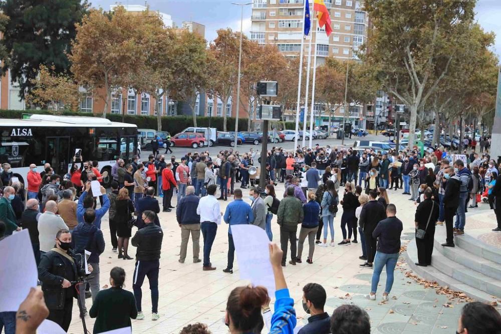 Hosteleros protestan en Cartagena por el cierre de los bares