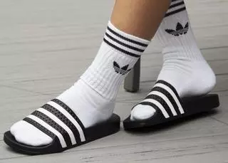 Adidas tiene las chanclas perfectas para el verano por menos de 20 euros