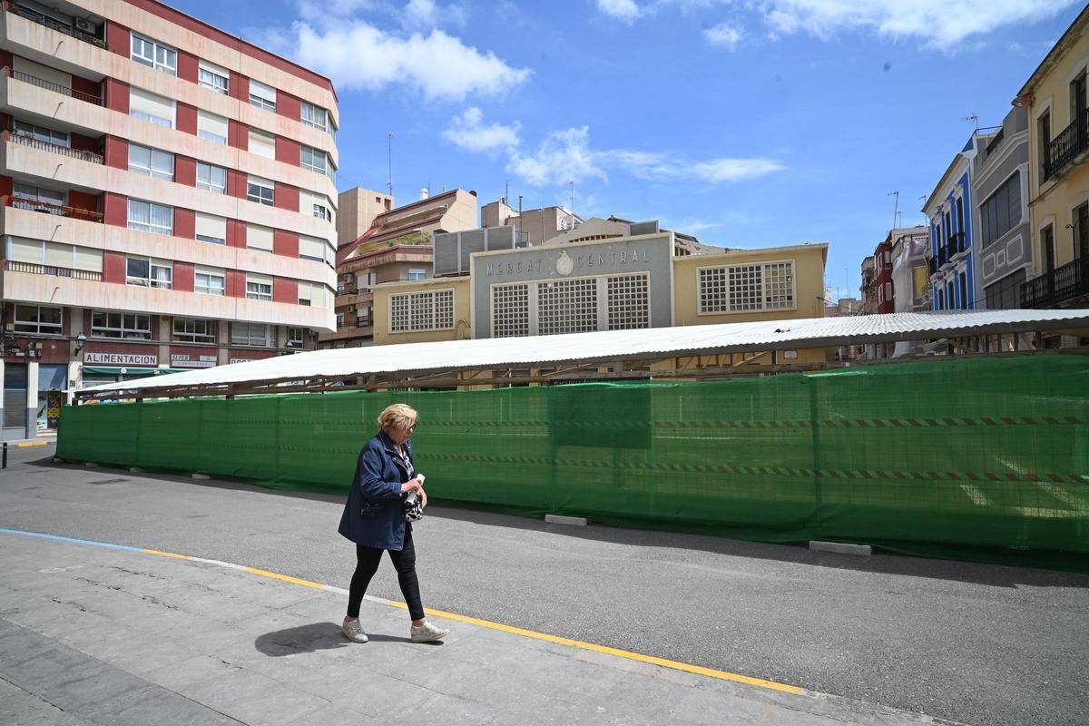 El vallado verde anuncia cerca de año y medio de obras en el edificio del Mercado Central de Elche