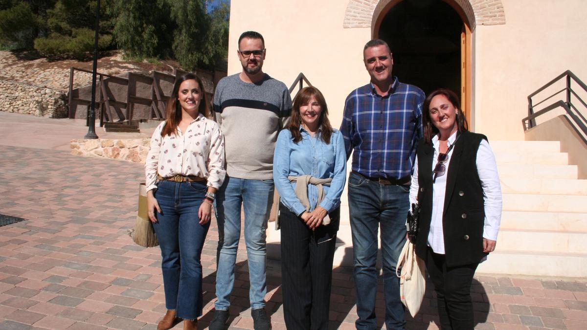 Irene Jódar Pérez, José María Pérez, Marisol Sánchez Jódar, Francisco Ginés Pérez e Isabel María Pérez, familiares de José María Pérez, en la plaza que este fin de semana le dedicarán como homenaje.