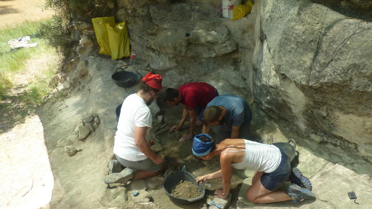 Concluyen dos décadas de excavaciones arqueológicas en abrigos prehistóricos de las Altas Cinco Villas.