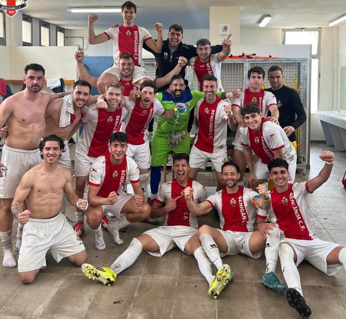 El Benigànim celebra la victoria contra el CD Thader.